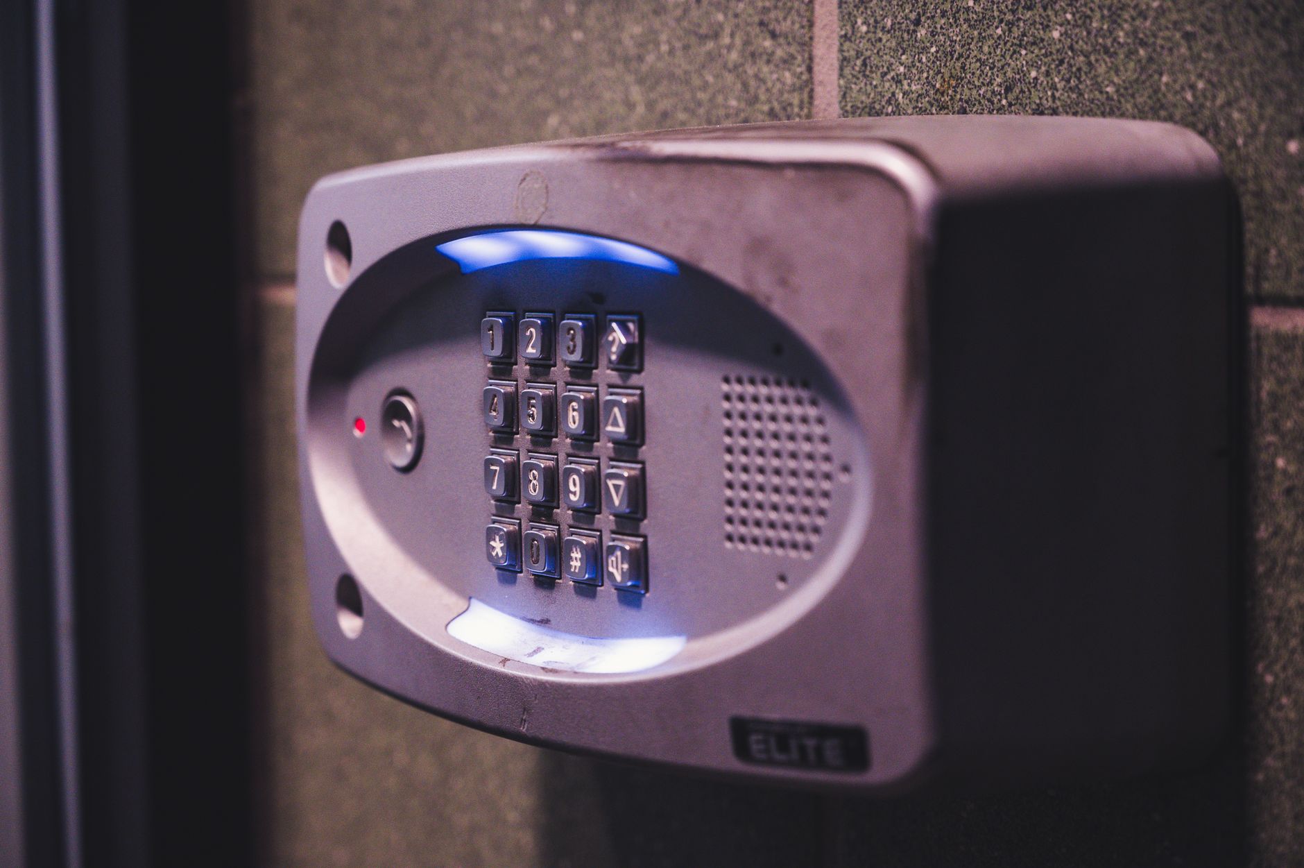 Teclado de alarme de segurança instalado na parede