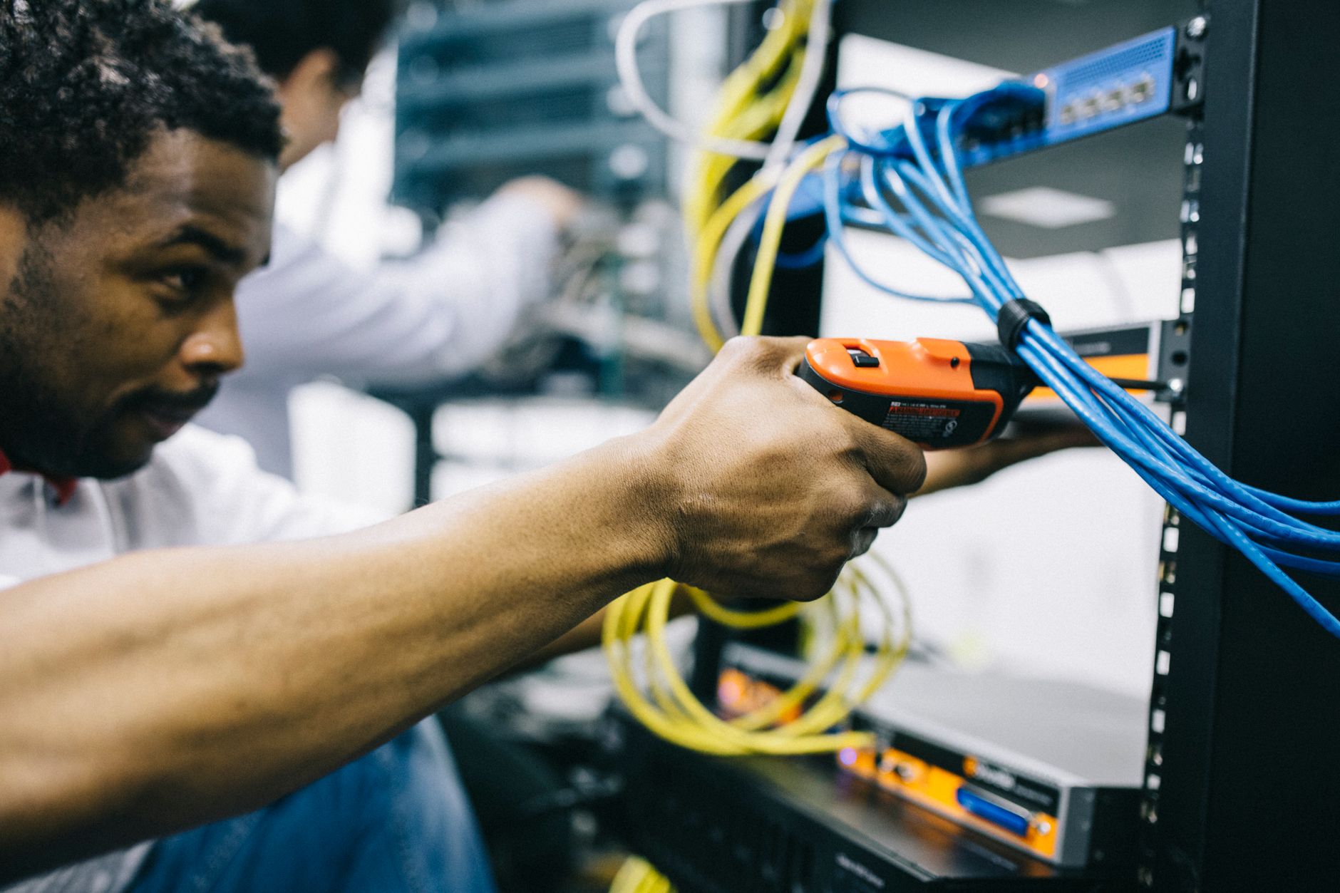 Técnico de rede trabalhando em rack de servidor