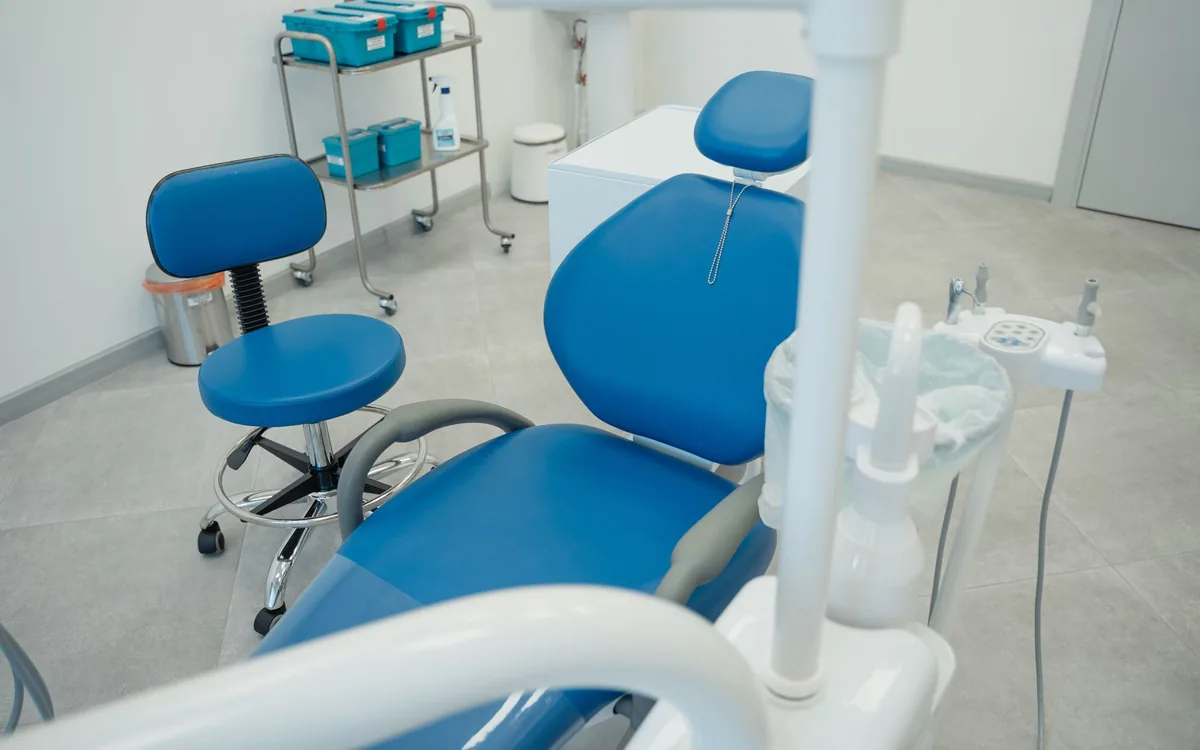 Consultório odontológico com cadeira e equipamentos