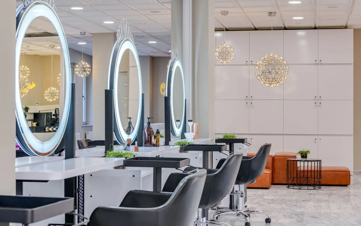 Der Innenraum eines Friseursalons mit Spiegeln und Stühlen