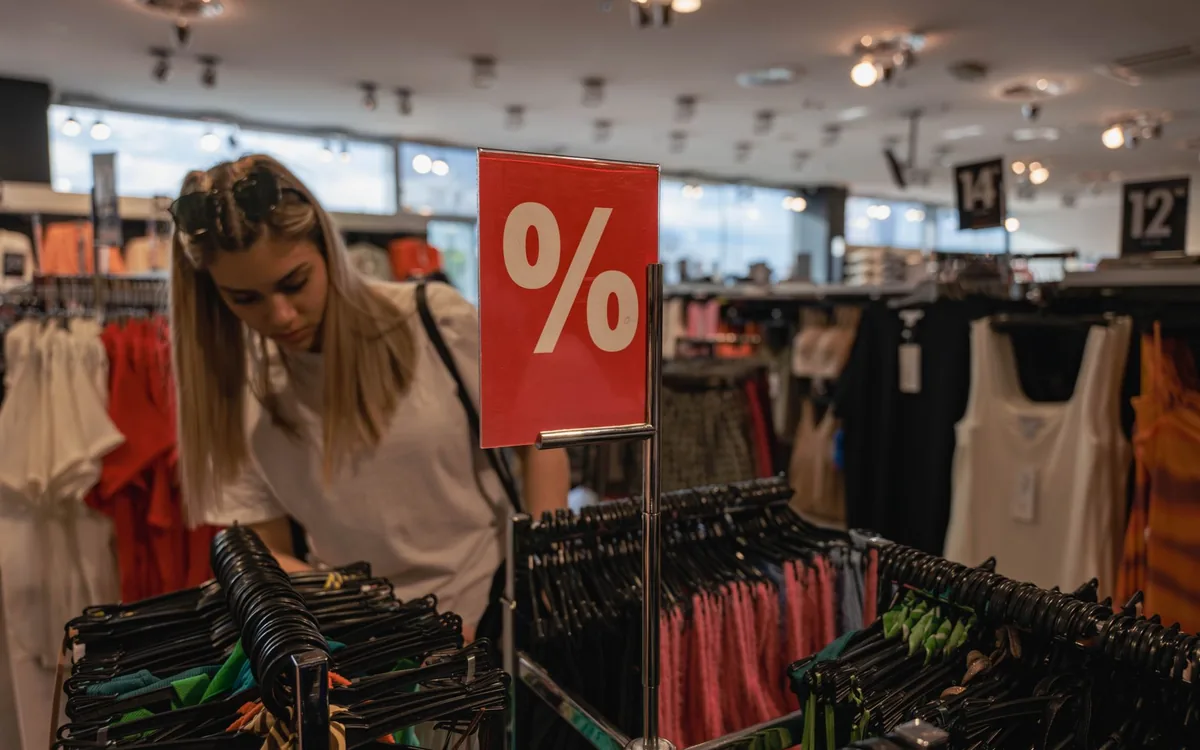 Ein Bekleidungsgeschäft mit Sale-Beschilderung