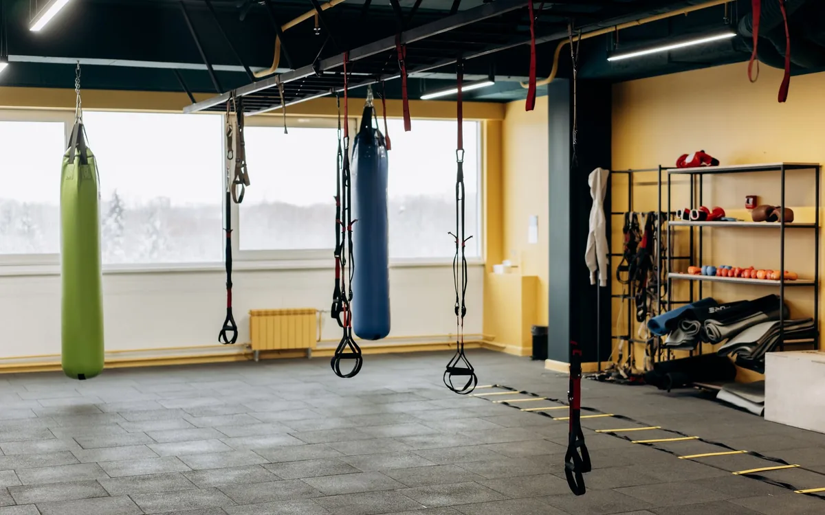 Eine Trainingsfläche im Fitnessstudio mit Geräten