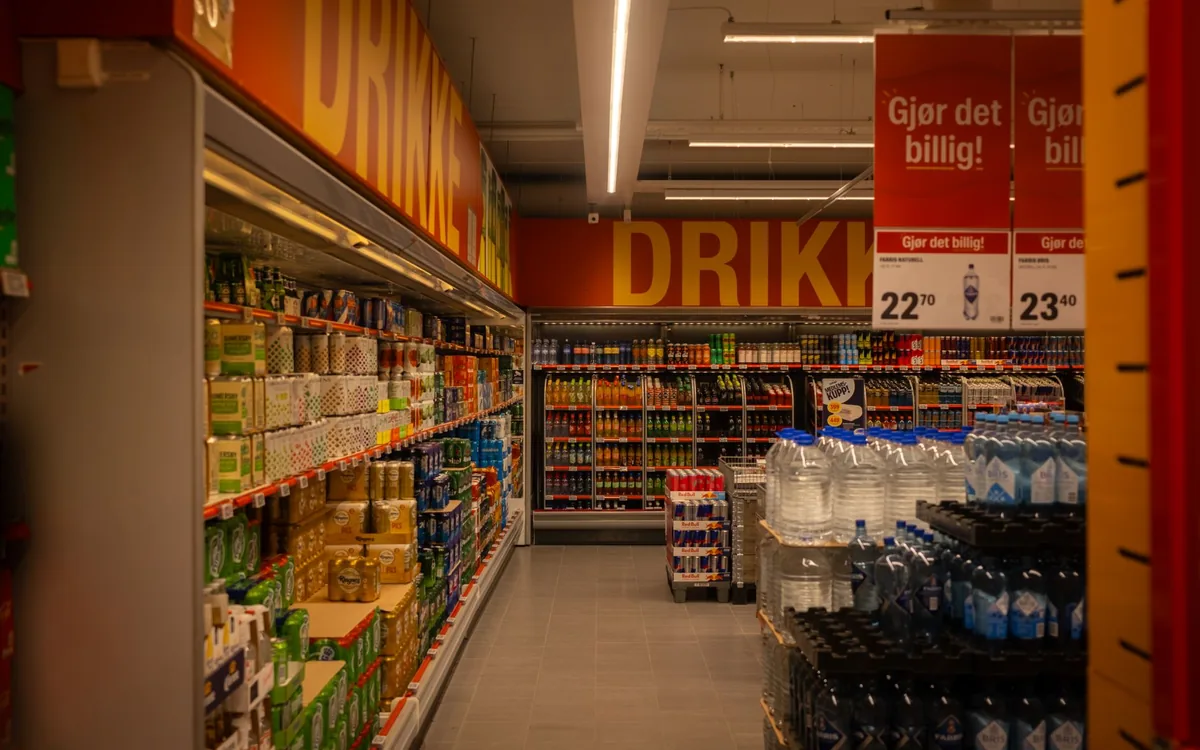 Un pasillo de supermercado con productos en las estanterías