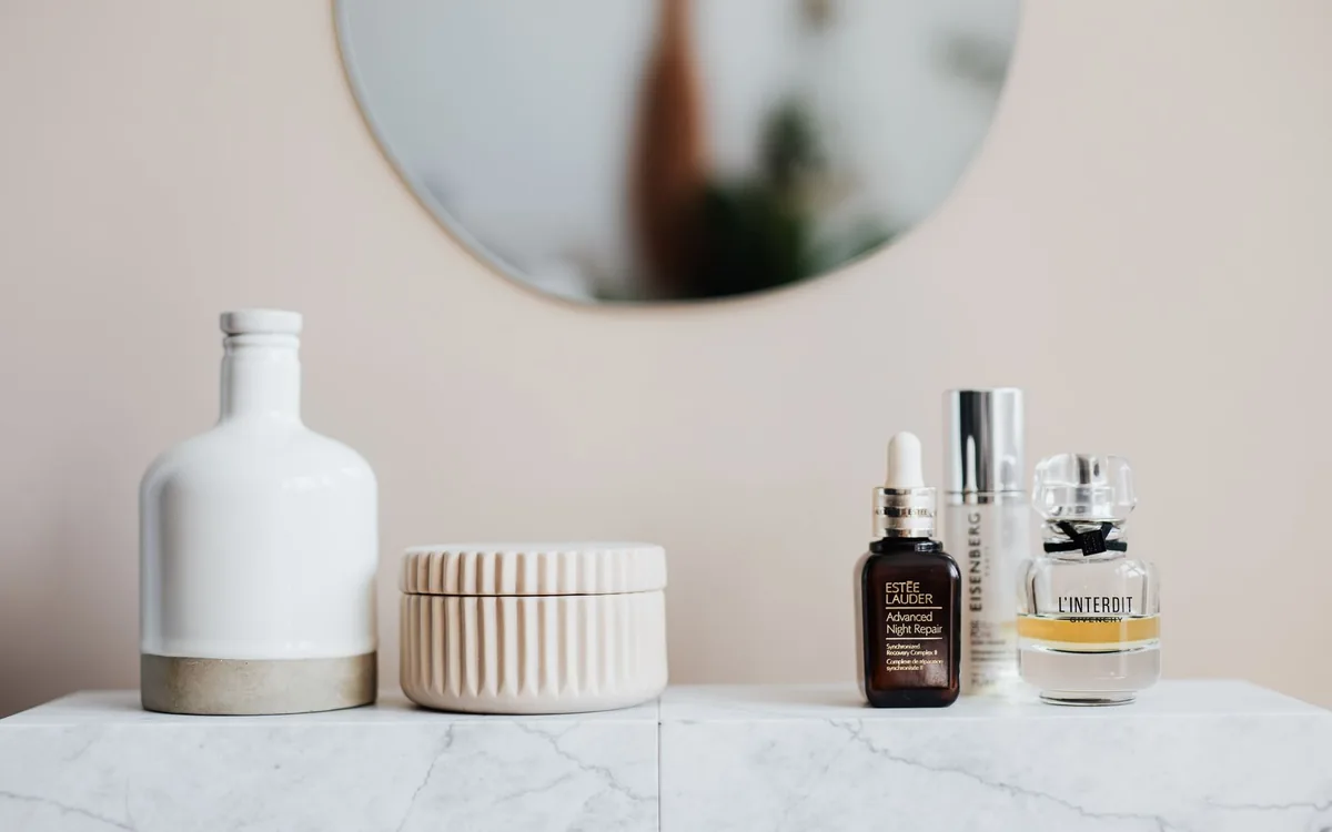 Gôndola de perfumaria e dermocosméticos em farmácia