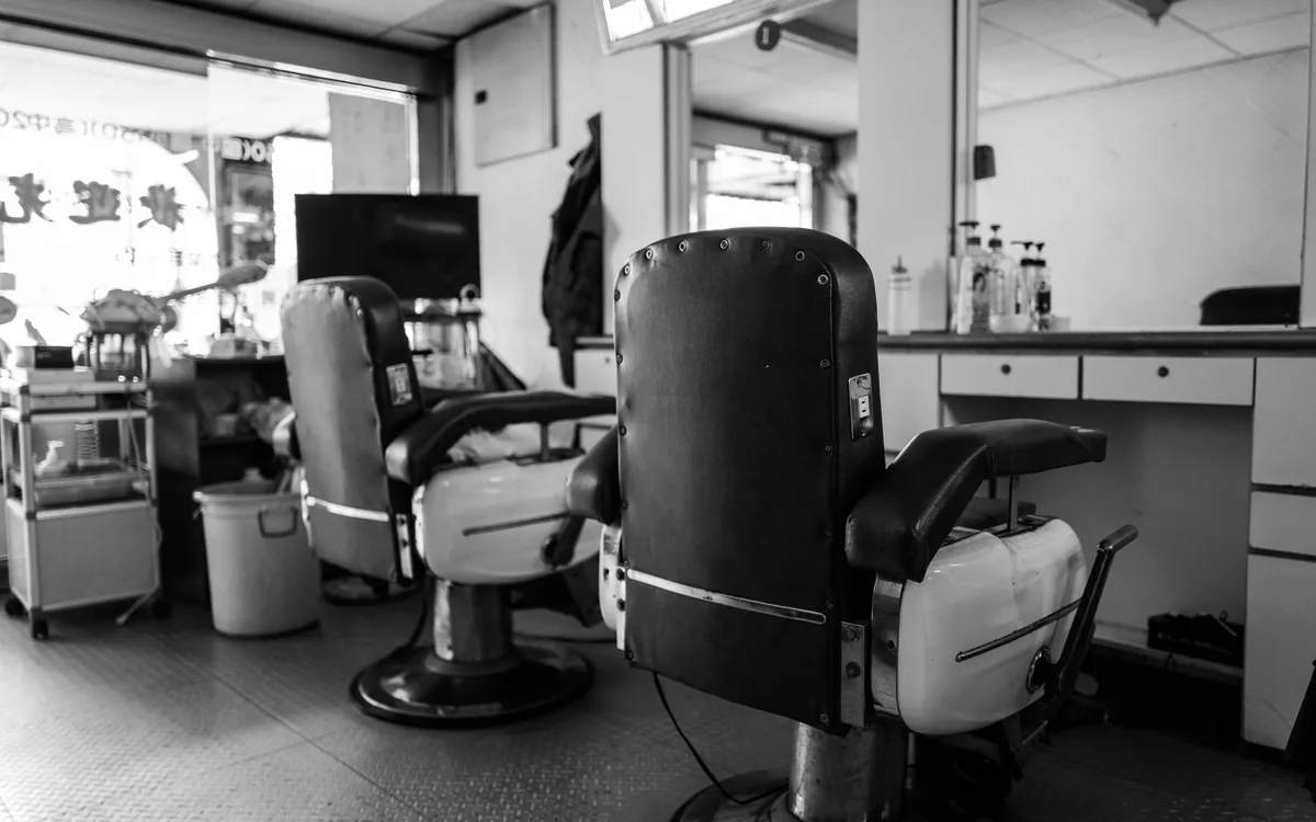 L’intérieur d’un salon de barbier avec des fauteuils alignés