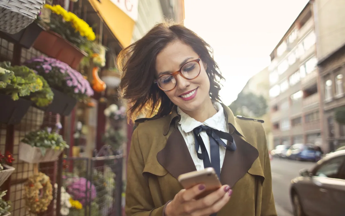 Ein Kunde nutzt sein Handy in einem Geschäft