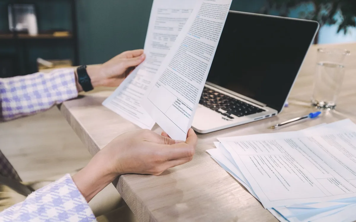 Contador analisando dados no computador do escritório