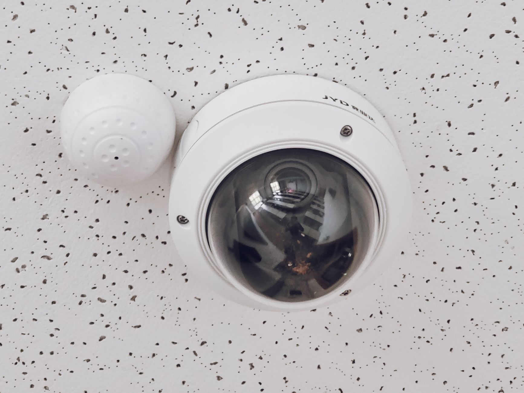 Câmera dome de segurança instalada no teto