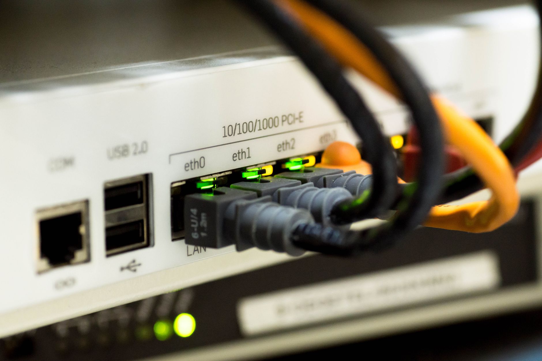 Roteador com cabos de rede conectados