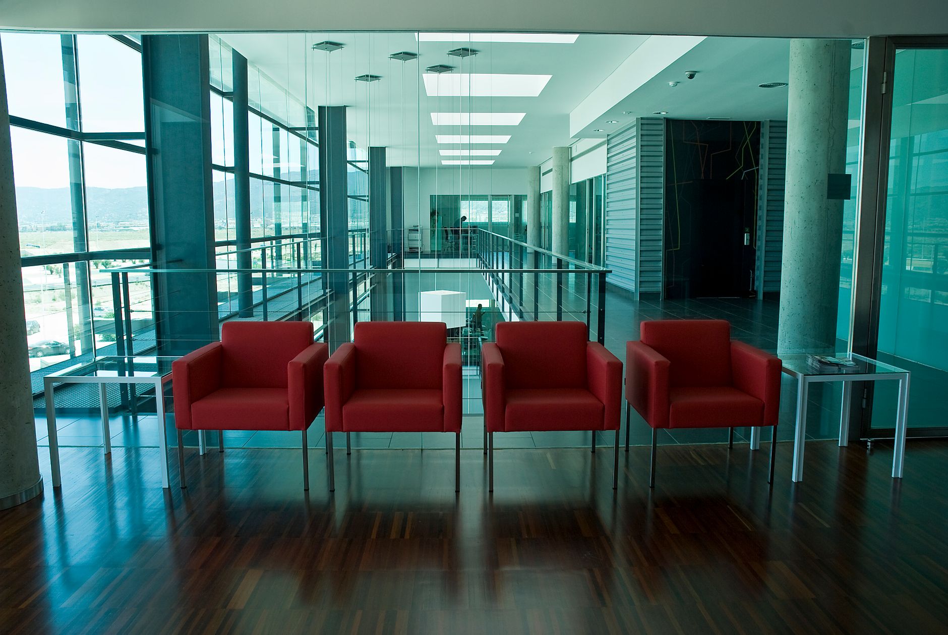 Poltronas vermelhas em sala de espera de escritório