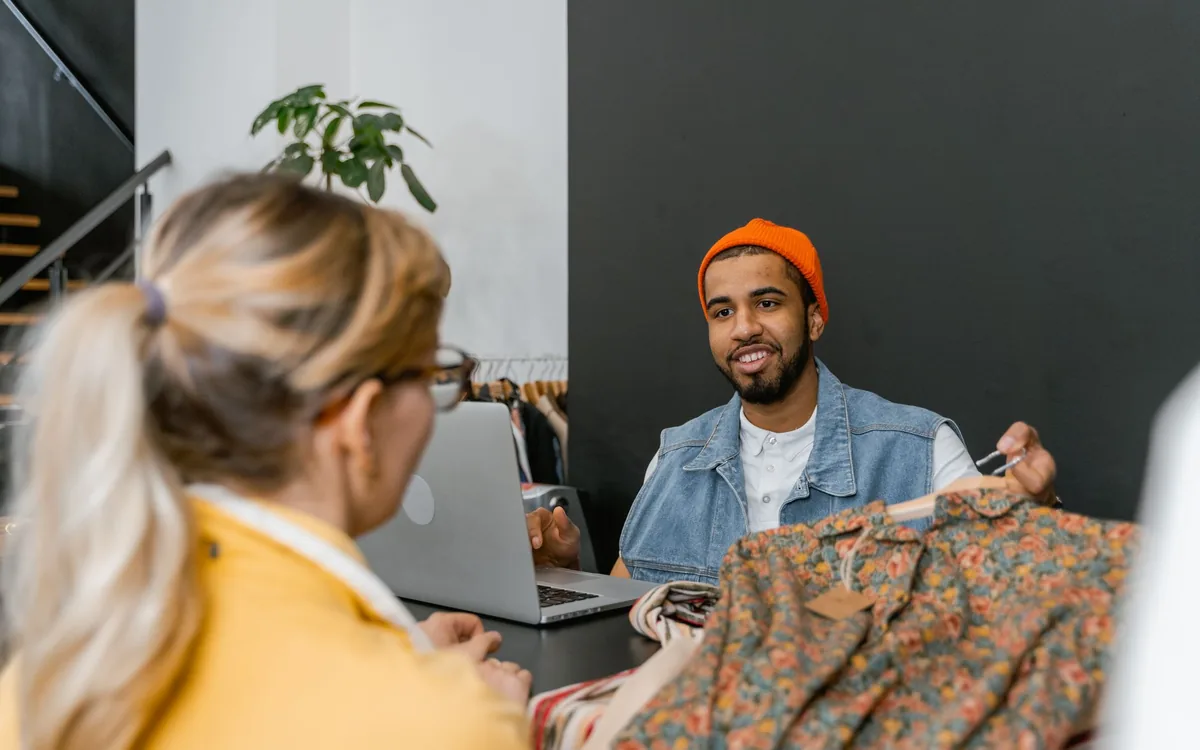 Representante comercial conversando com o dono de uma loja
