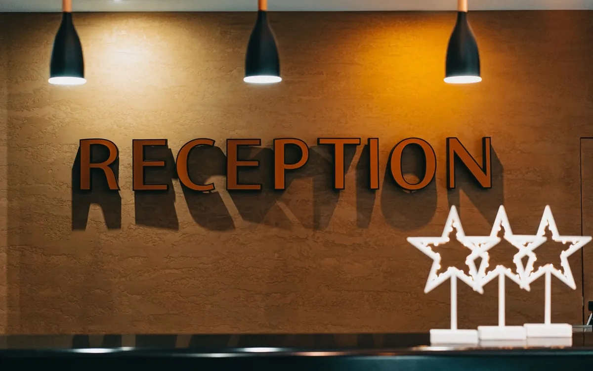 La recepción de un hotel con mostrador de atención
