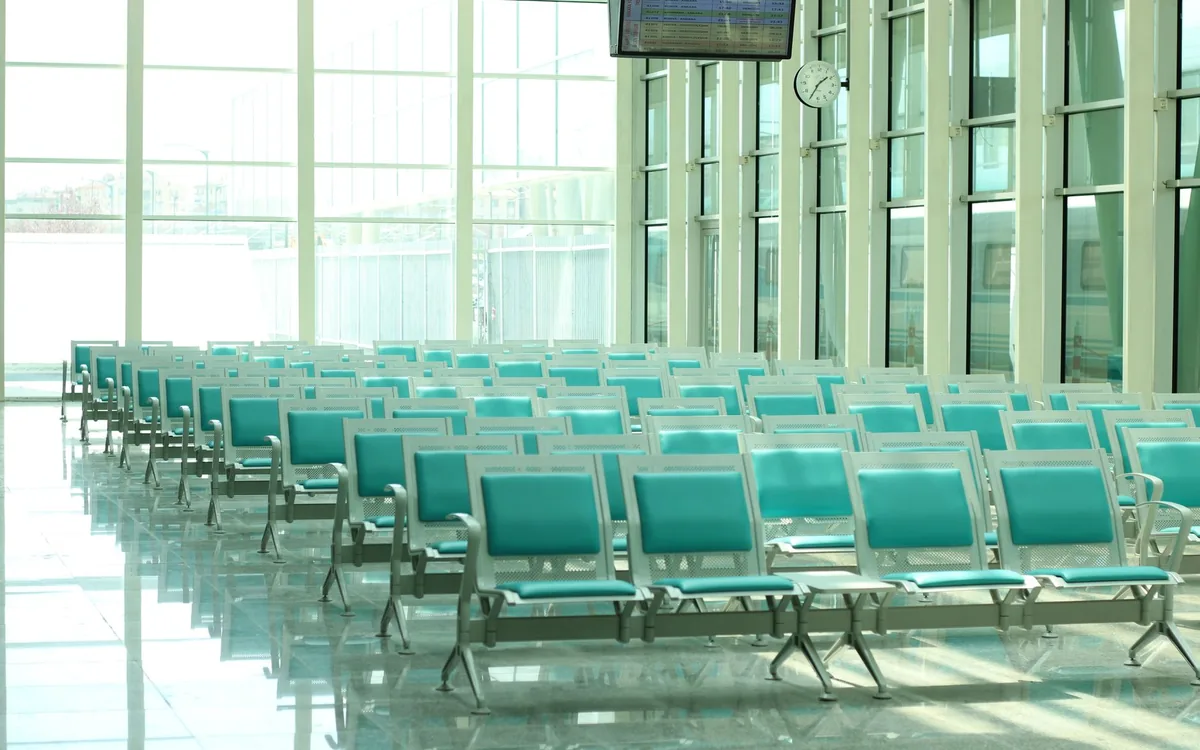 Sala de espera de clínica com cadeiras e ambiente claro