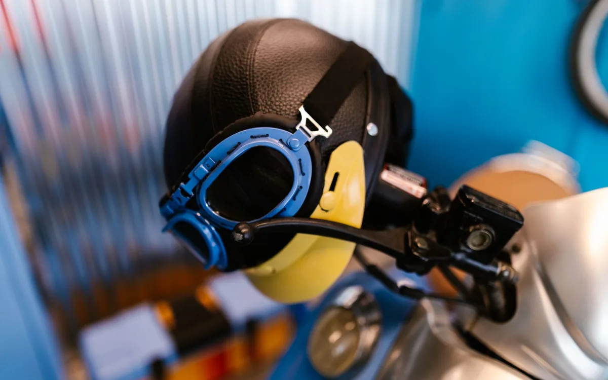 Capacetes e acessórios de moto expostos em loja