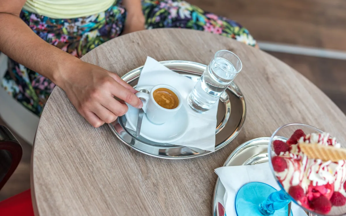 Dessert und Getränk, serviert an einem Restauranttisch