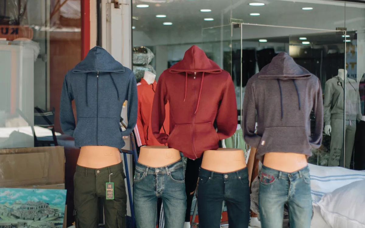Schaufenster entlang eines Einkaufszentrum-Gangs