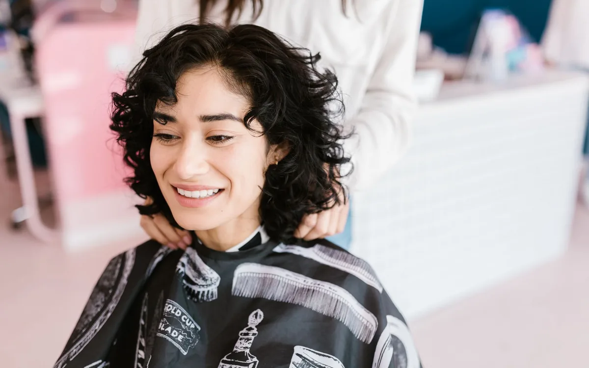 Eine zufriedene Kundin im Salon nach ihrem Termin