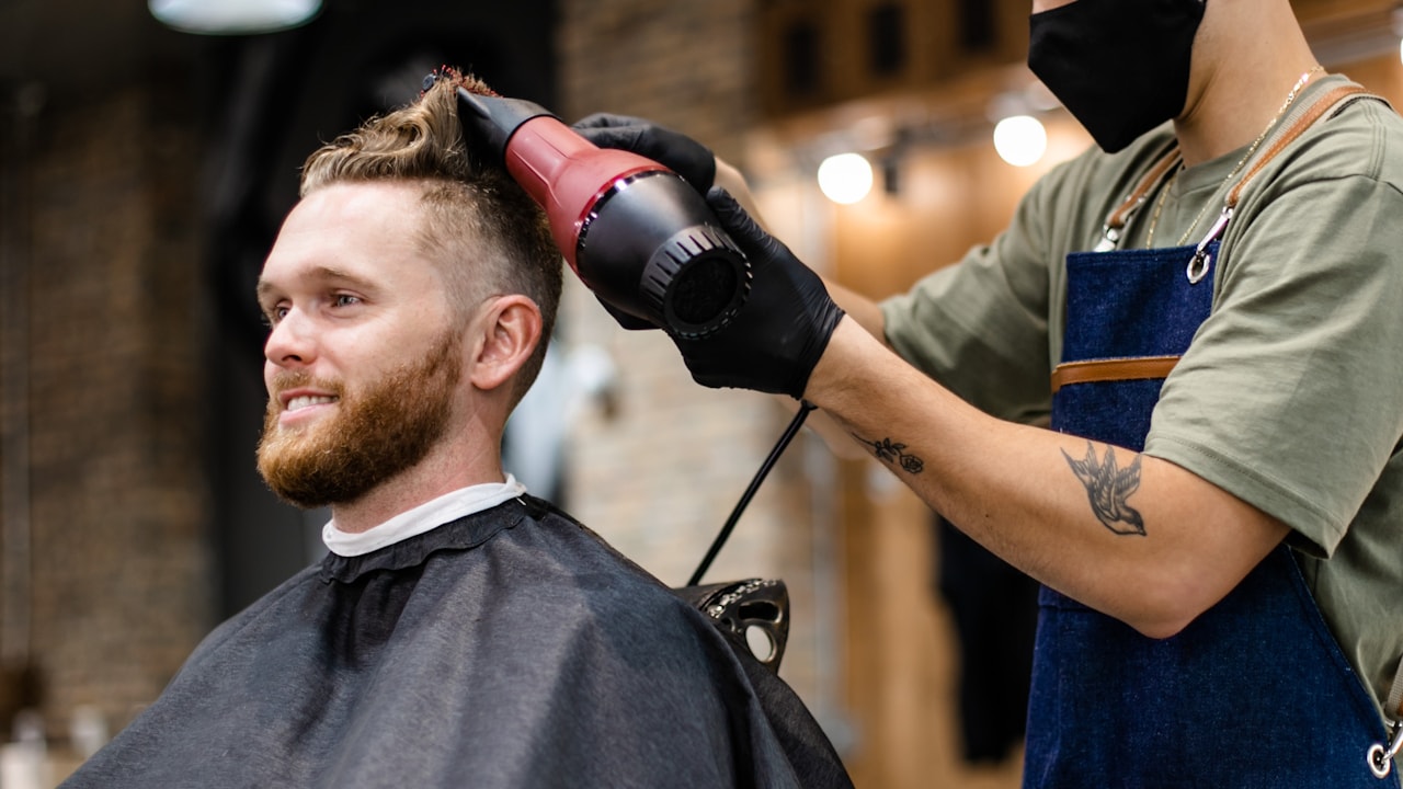 Barbearia usando a TV pra mostrar serviços e produtos com a TagLine