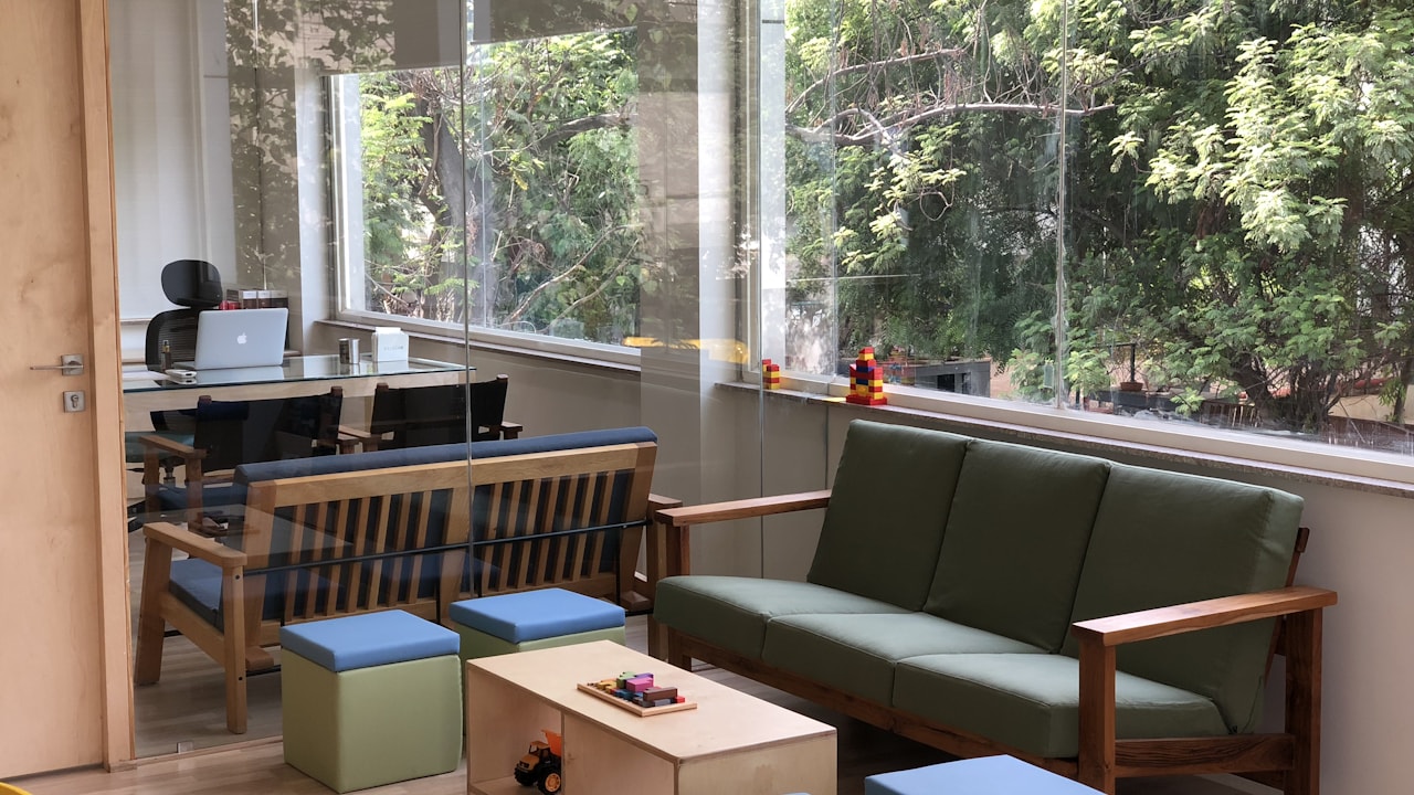 Sala de espera de clínica com TV informando pacientes com a TagLine