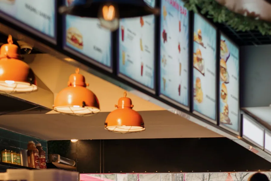 Menu board digital em franquia de food service