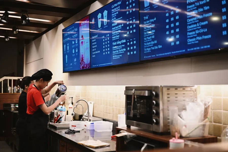 Parede de telas de menu digital em cafeteria