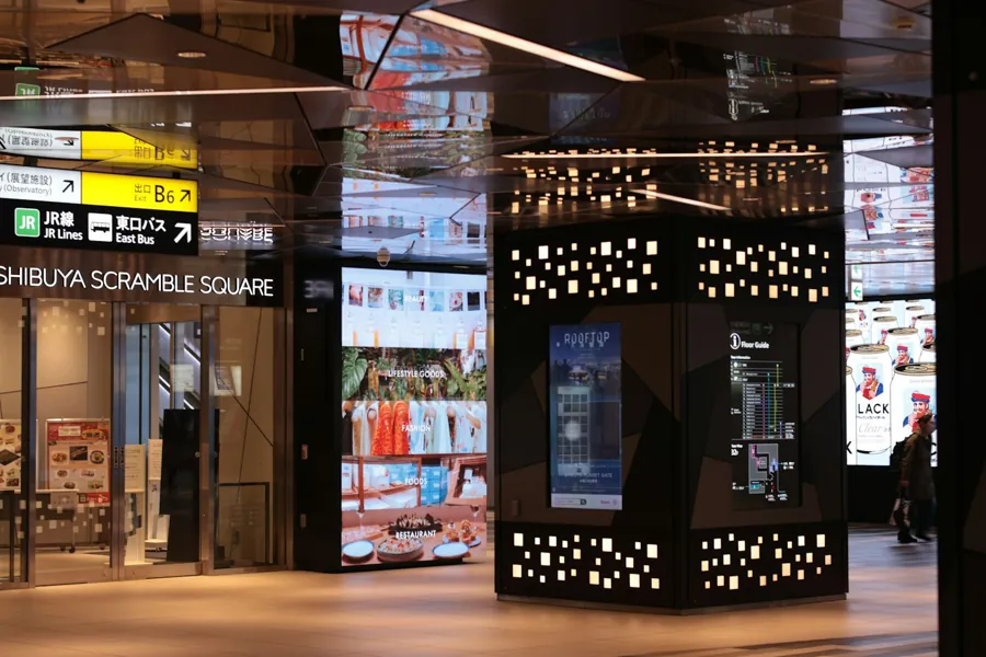 Telas de mídia indoor em corredor de shopping