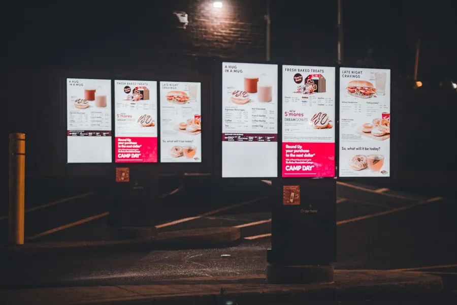 Totens de menu digital em drive-thru de fast-food